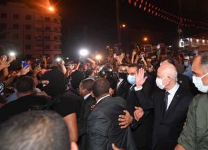 الرئيس التونسي قيس سعيد وسط حشود الثوار بالشارع