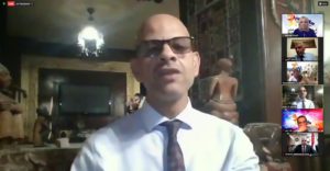 أحد المشاركين بالندوة