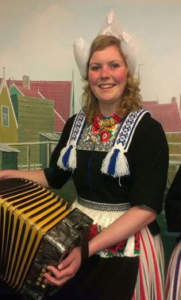 سيدة هولندية ترتدي الزي التقليدي