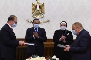 أثناء توقيع الاتفاق بين الهيئة العربية للتصنيع وشركة دي إم جي موري