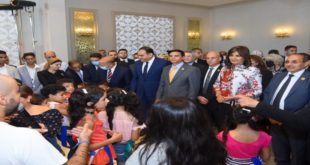 السفيرة نبيلة مكرم وزيرة الهجرة المصرية بجانب عدد من الأطفال المشاركون بالكرنفال
