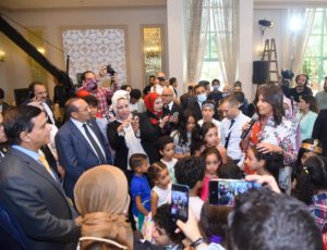 وزيرة الهجرة المصرية تتحدث إلى عدد من الأطفال