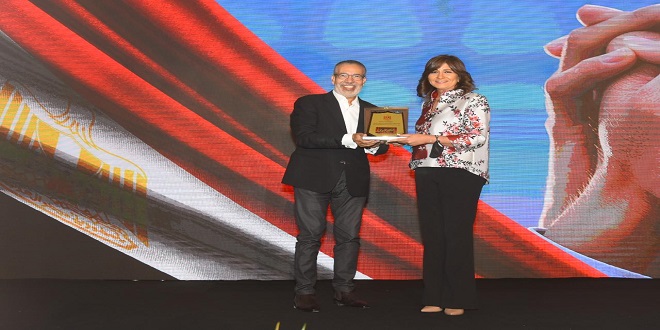 السفيرة نبيلة مكرم مع الكاتب والمؤلف الدكتور مدحت العدل