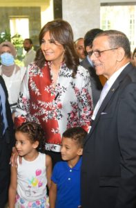 السفيرة نبيلة مكرم مع عدد من الأطفال