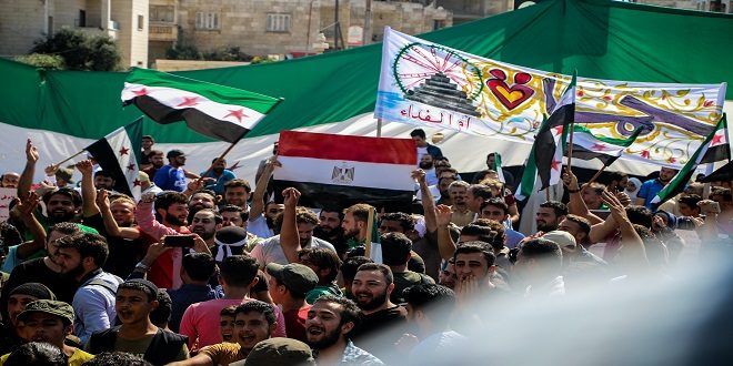 مجموعة من السوريين يرفعون علم مصر