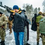 مدنيين يقاتلون إلى جانب القوات الأوكرانية