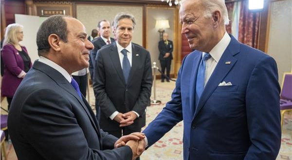 الرئيس الأمريكي جو بايدن يصافح الرئيس المصري عبدالفتاح السيسي