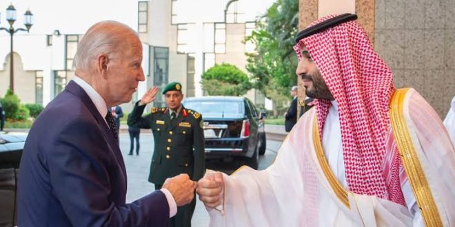 ولي العهد السعودي الأمير محمد بن سلمان يصافح الرئيس الأمريكي جو بايدن